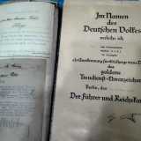 La nostra meraviglia cresce quando l�antiquario ci mostra un documento tedesco del 1940 firmato personalmente da Hitler...